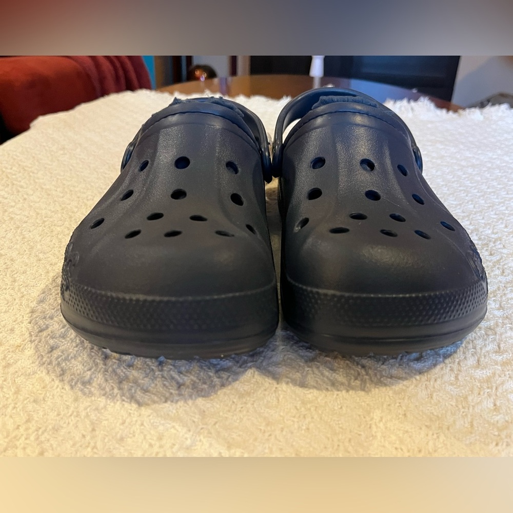 Warm Crocs, lined, navy blue. NWT. Size 7 women, or 5 men - Picture 3 of 9